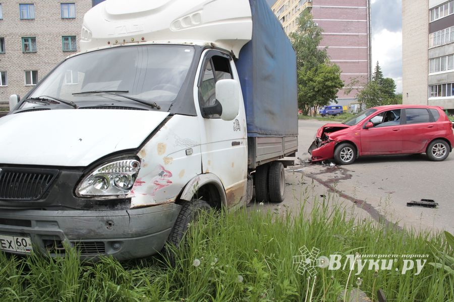 Фотофакт: ДТП на Холмской  Великих Луках