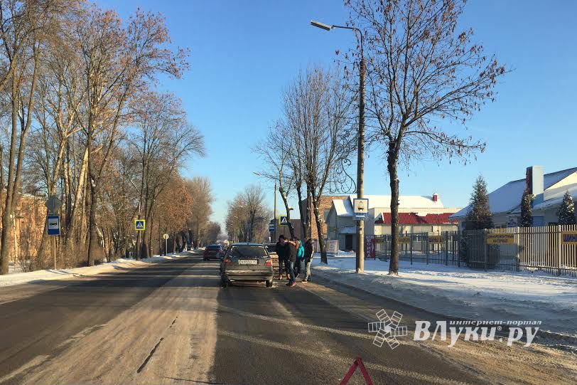 В Великих Луках столкнулись 3 автомобиля (ФОТО)