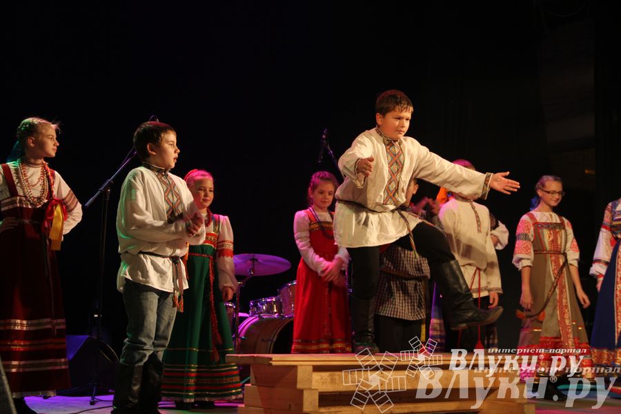 В Великих Луках прошел фестиваль живой музыки «Ставим на аватарках небо» (фото)