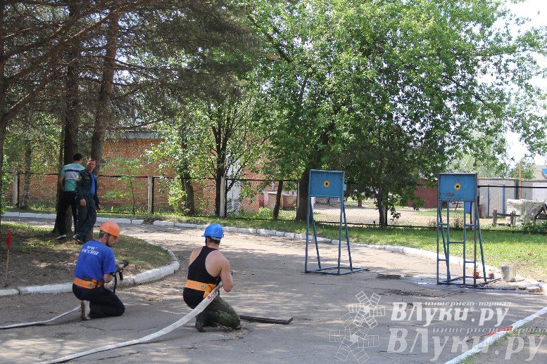 В Великих Луках прошли соревнования среди пожарных