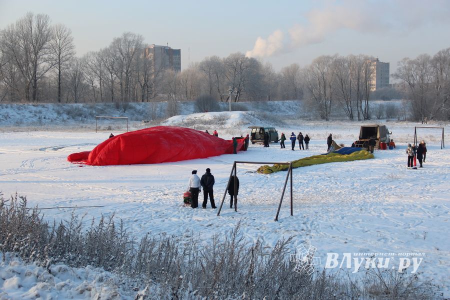 Над Великими Луками взлетели «Яблоки на снегу» (фото)
