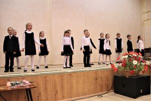 В Великих Луках ученики школы №13 поздравили своих педагогов (ФОТО)