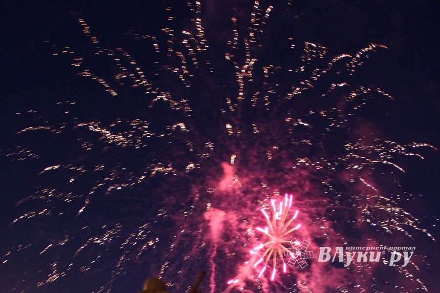 Праздничный салют в честь Дня города