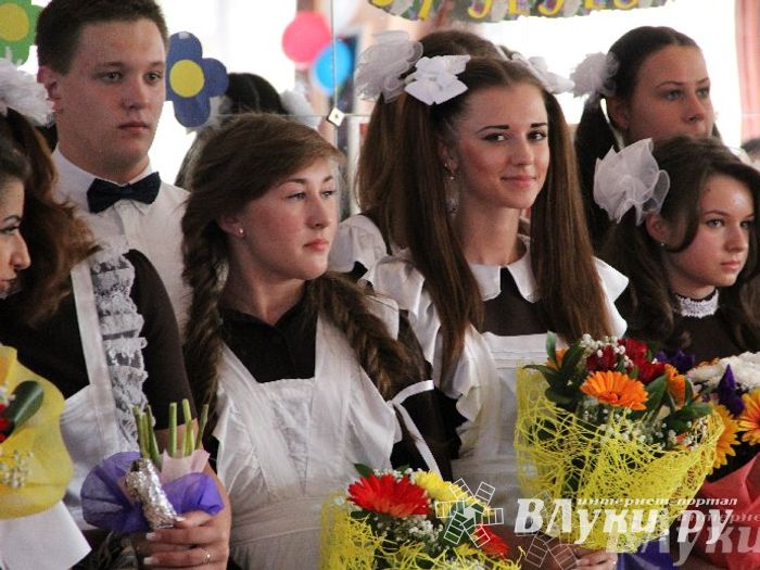 В Великих Луках прозвенели «Последние звонки»