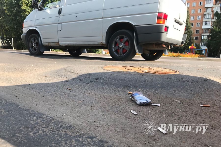 Опасность под ногами: Великие Луки поглотит канализационная пучина? (ФОТО)