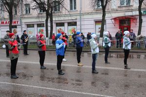 В Великих Луках прошло праздничное шествие (ФОТО)