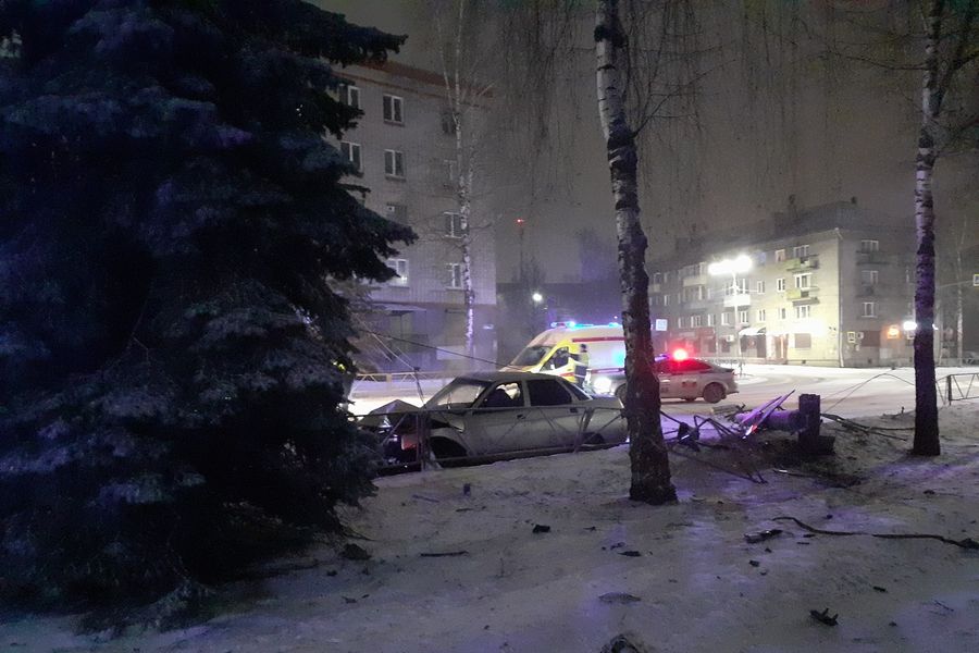 На проспекте Гагарина автомобили сбили столб (ФОТО)