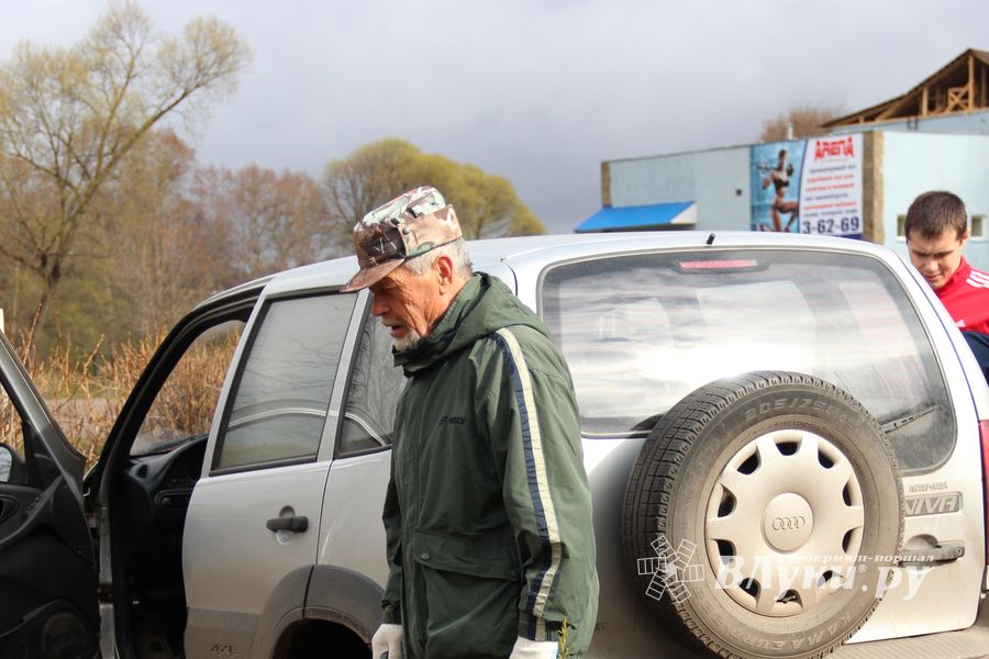 На острове Дятлинка проходит субботник