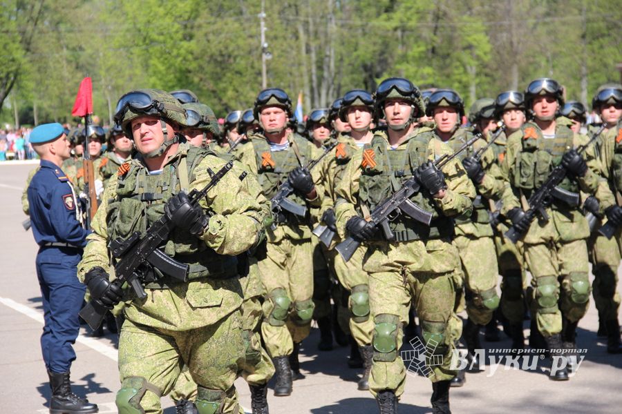 В Великих Луках прошел Парад Победы (ФОТО)