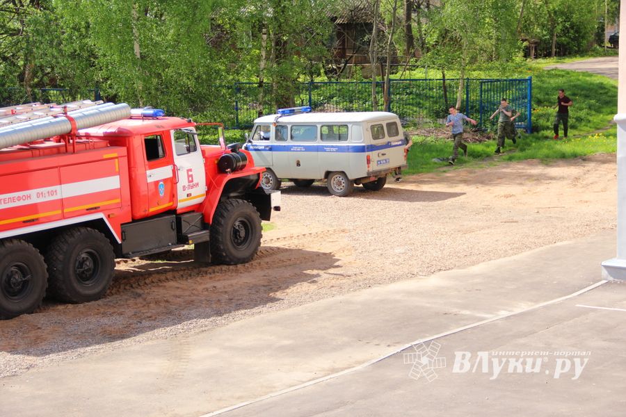 В Великих Луках в 10 лицее «освободили» заложников (ФОТО)
