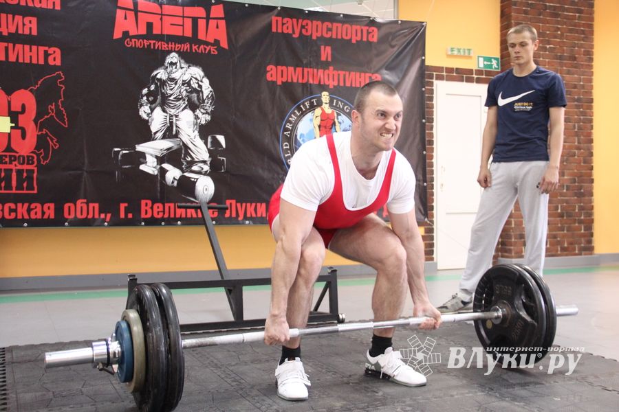 В Великих Луках прошел открытый городской турнир по пауэрлифтингу (фото)