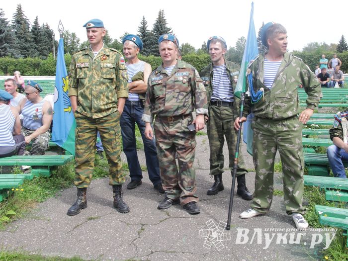 В Великих Луках отмечают День ВДВ (ФОТО)