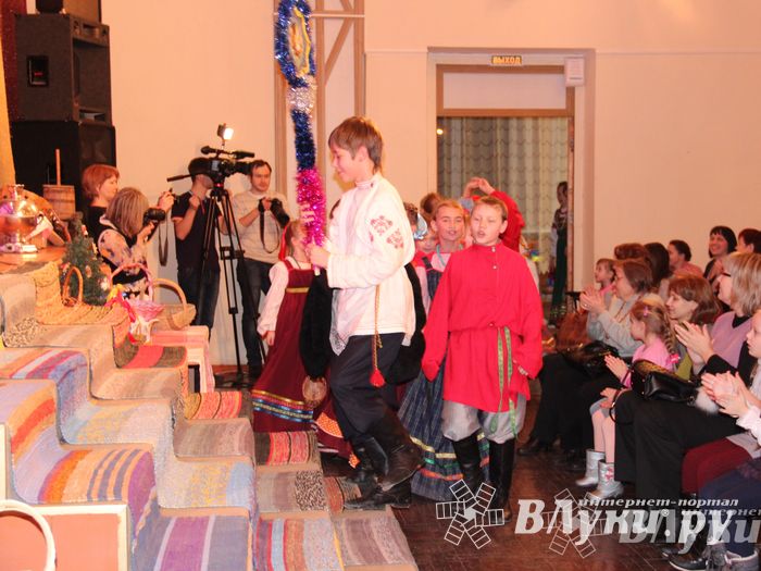 Рождественский концерт ансамбля «Заряница» прошел в Великих Луках (фото)