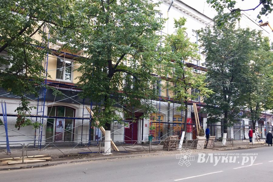 Из-за ремонта фасадов в Великих Луках перекрыли тротуары (ФОТО)