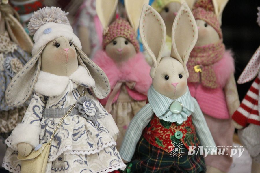 В Великих Луках открылась 8-ая Великолукская универсальная выставка (ФОТО)