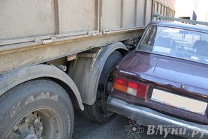 Еще одна авария в Великих Луках: фута подмяла жигули (ФОТО)