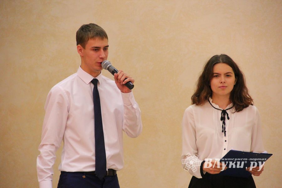 В Великих Луках ученики школы №13 поздравили своих педагогов (ФОТО)