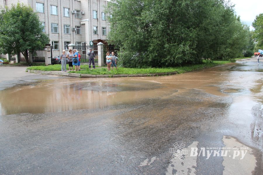 Серьёзная авария на водопроводе в Великих Луках (ФОТО; ВИДЕО)