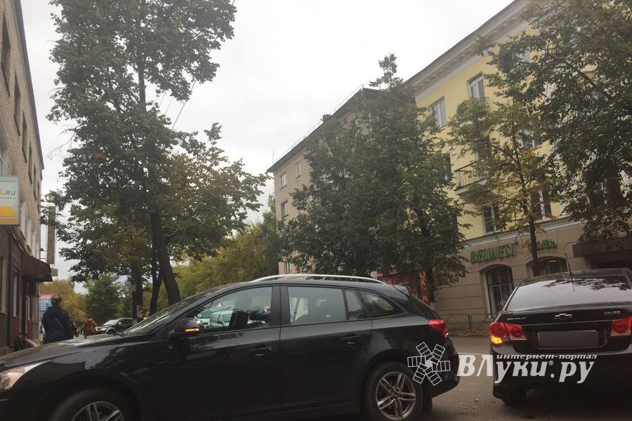 В Великих Луках столкнулись два Шевроле (ФОТО)