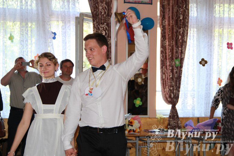 В Великих Луках прозвенели «Последние звонки»