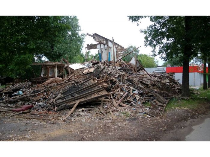 В Великих Луках снесенные дома превращаются в свалки (ФОТО)