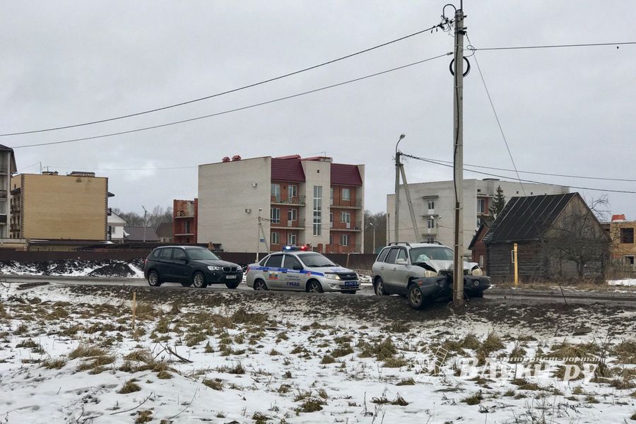 ДТП в Великих Луках: врезался в столб, огорчился и ушёл (ФОТО)
