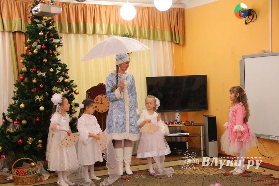 В Великие Луки пришла пора новогодних утренников (ФОТО)