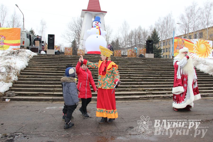 В Великих Луках состоялись проводы Широкой Масленицы — 2015 (фото)