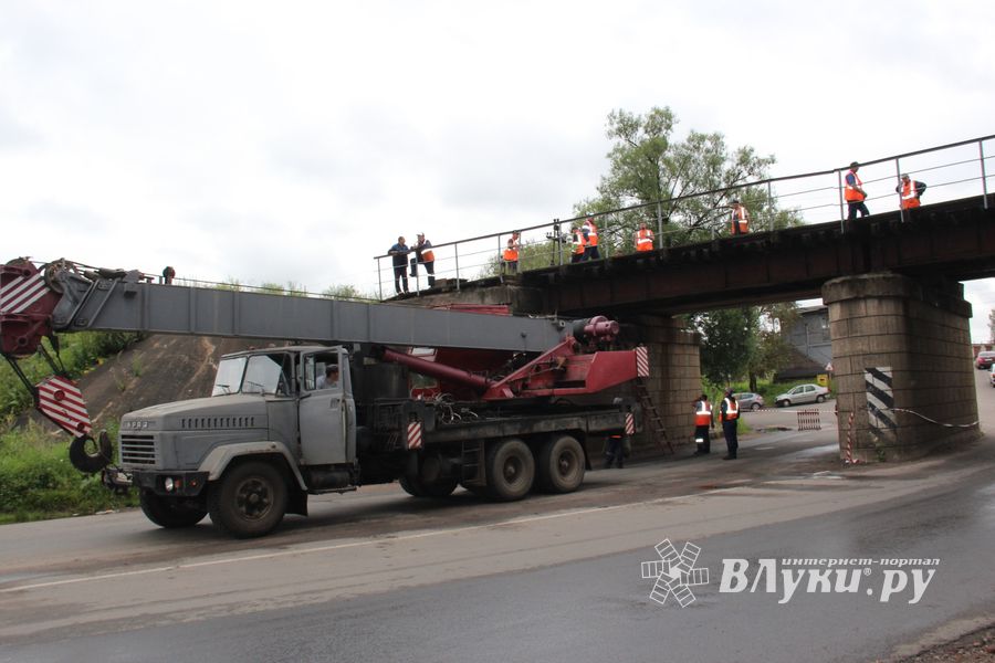 В Великих Луках движение по одной из полос под ж/д путепроводом Лазавица закрыто (ФОТО)