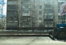 Фотофакт: в Великих Луках чистят обочины дорог