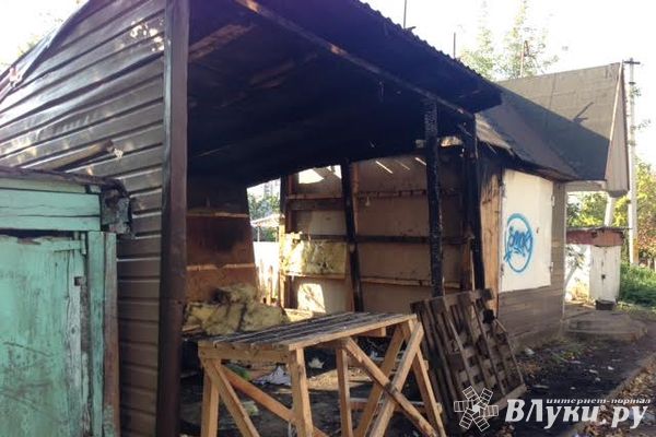 В Великих Луках сгорел торговый павильон (фото)