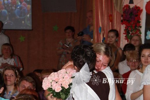 В Великих Луках прозвенели «Последние звонки»