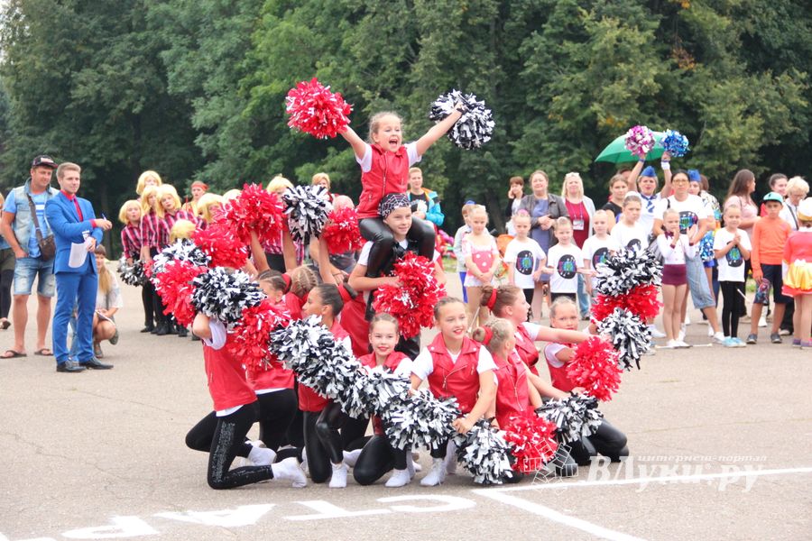 В Великих Луках проходит ​Международный фестиваль-конкурс среди мажореток и барабанщиц (ФОТО)
