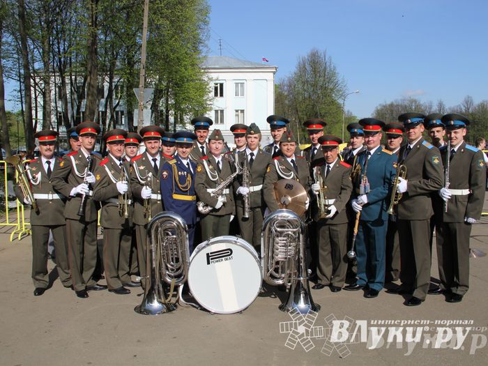 Парад Победы в Великих Луках (фото)