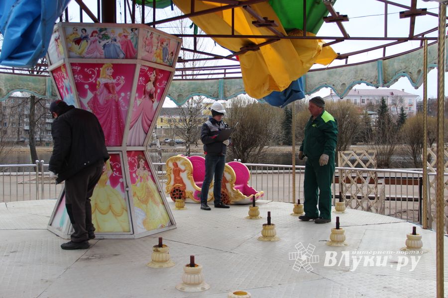Аттракционы великолукского парка проверили на безопасность (ФОТО)
