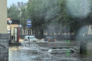 В Великих Луках ликвидируют подтопления от дождя (ФОТО)