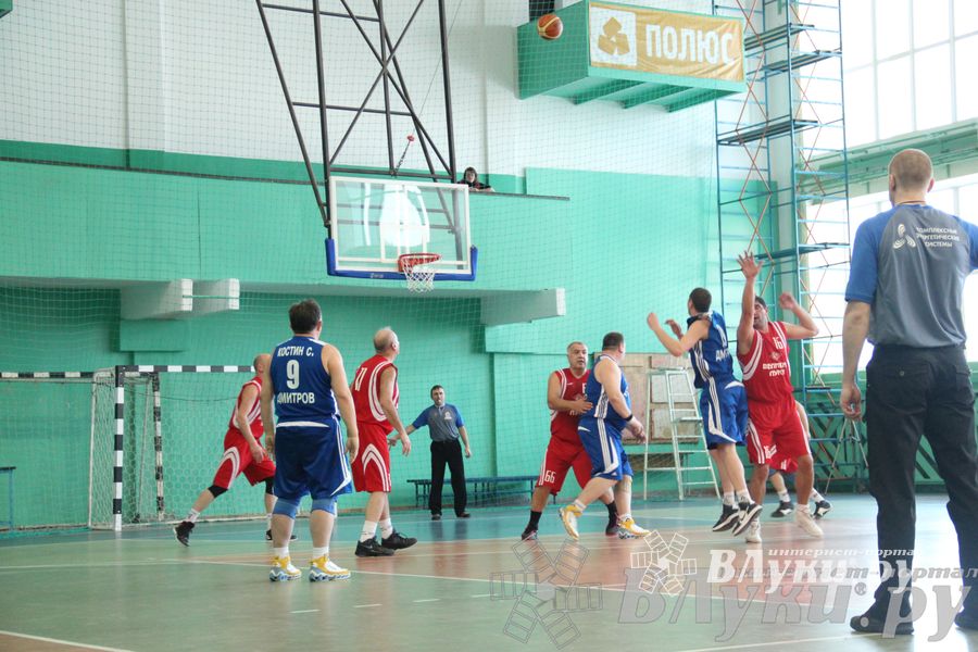 Баскетболисты Великих Лук сыграли со сборной Дмитрова