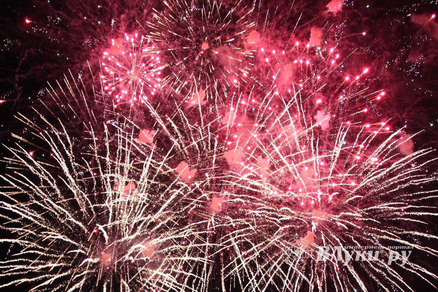 Праздничный салют в честь Дня города