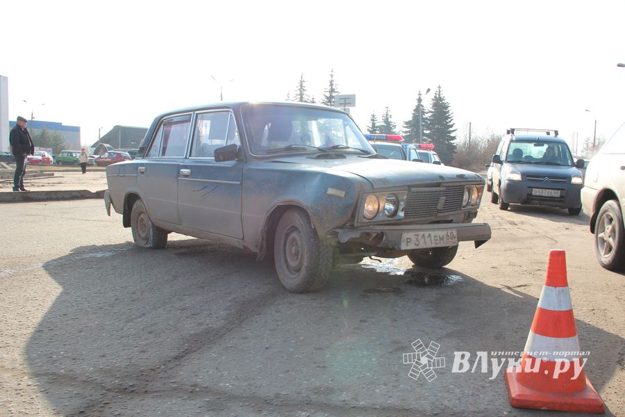 В Великих Луках водитель сбил на остановке женщину и ребенка (ФОТО)