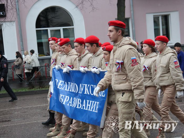 В Великих Луках прошло праздничное шествие (ФОТО)
