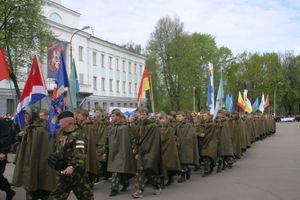 В Великих Луках прошел Военный парад