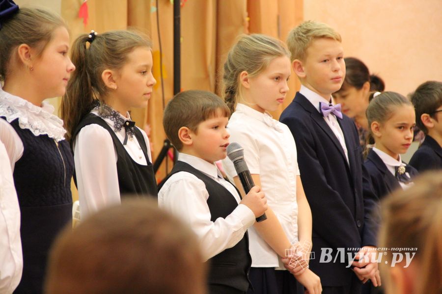 Зачем самых младших учеников 13-й школы испачкали мелом (ФОТО)