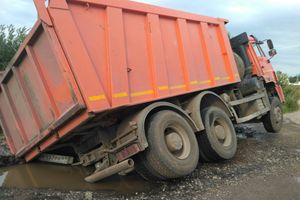 ФОТОФАКТ: В Великих Луках опрокинулся самосвал