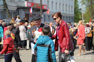 Парад Победы в Великих Луках (фото)