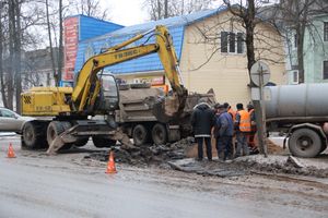 Из-за аварии в водоводе несколько домов отключены от воды (ФОТО)
