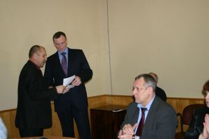Удостоверение вручается А.Козловскому