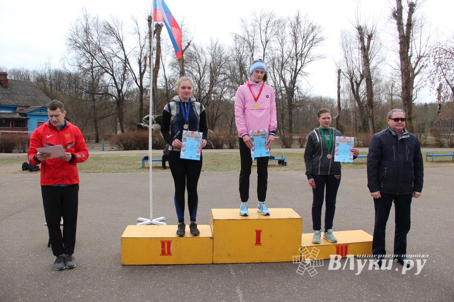 В Великих Луках прошёл легкоатлетический кросс (ФОТО)