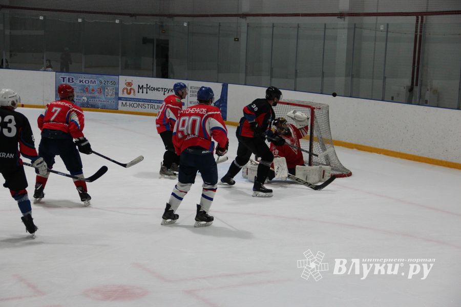 Памятный турнир по хоккею прошел в великолукском «Айсберге» (ФОТО)