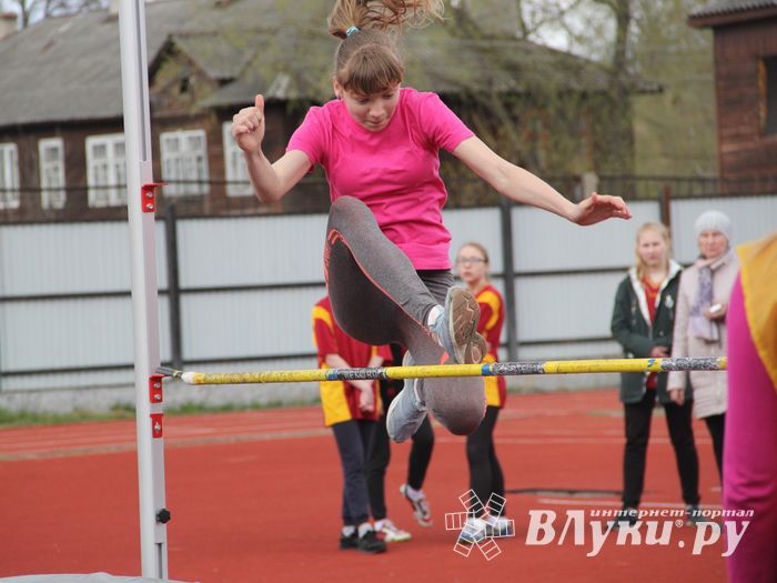 В Великих Луках проходят соревнования «Шиповка юных» (ФОТО)