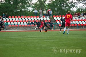 Матчи по футболу в рамках Первенства России проходят в Великих Луках (фото)